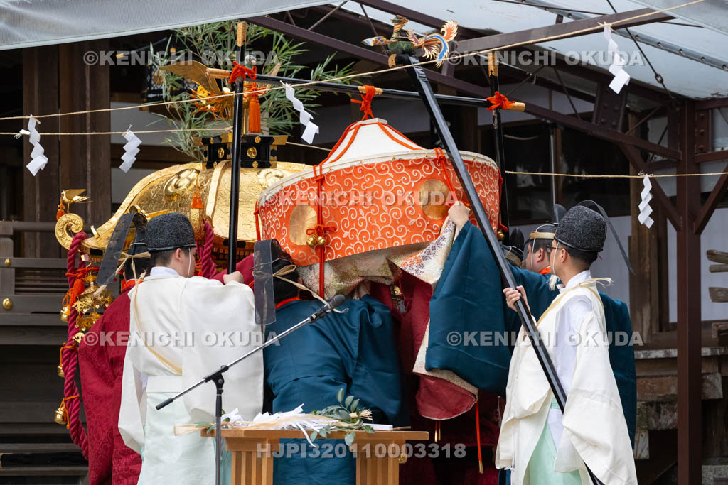 奈良県　大神神社　春の大神祭　若宮神幸祭　御霊遷しの儀
