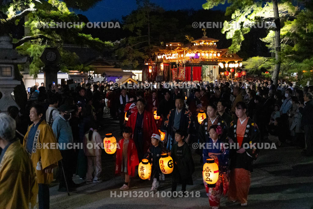 滋賀県　長浜曳山祭　夕渡り　出発