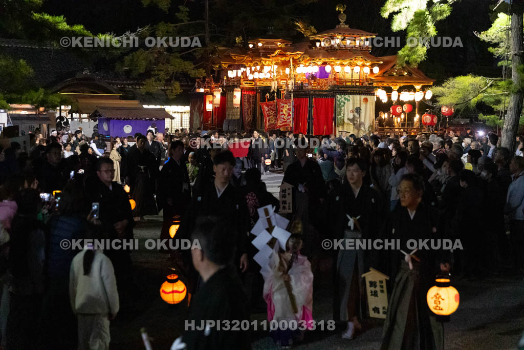 滋賀県　長浜曳山祭　夕渡り　出発
