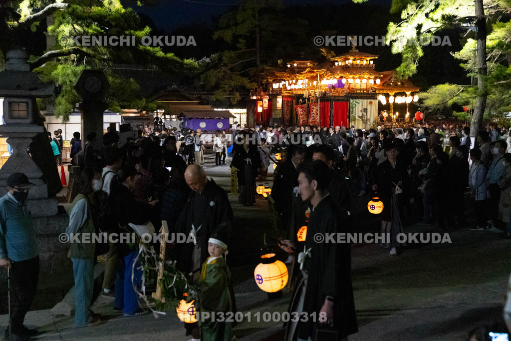 滋賀県　長浜曳山祭　夕渡り　出発