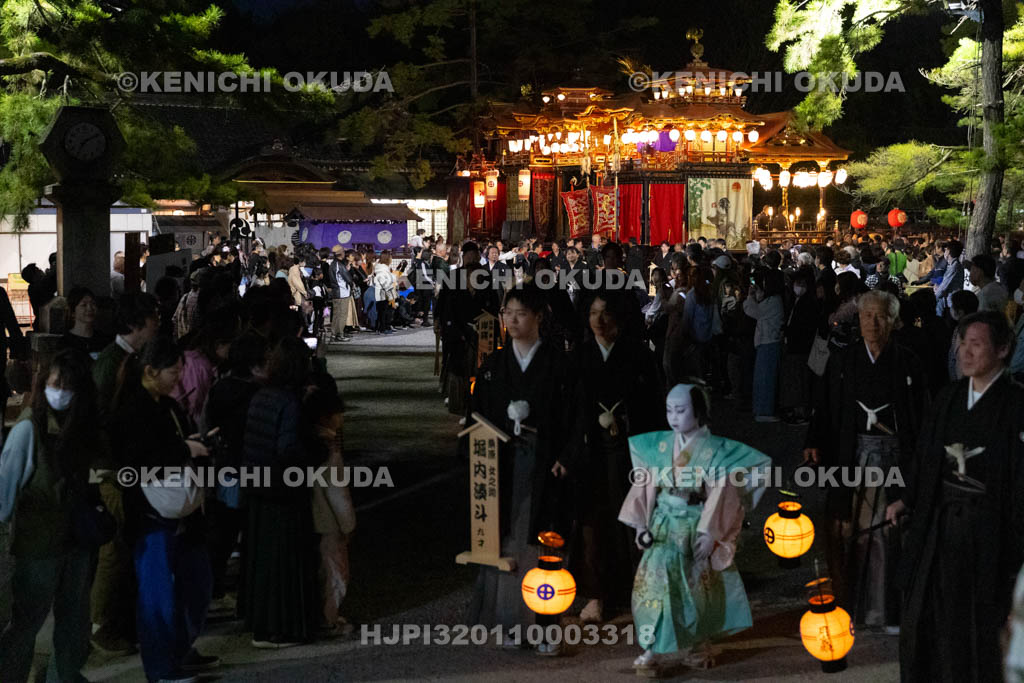 滋賀県　長浜曳山祭　夕渡り　出発