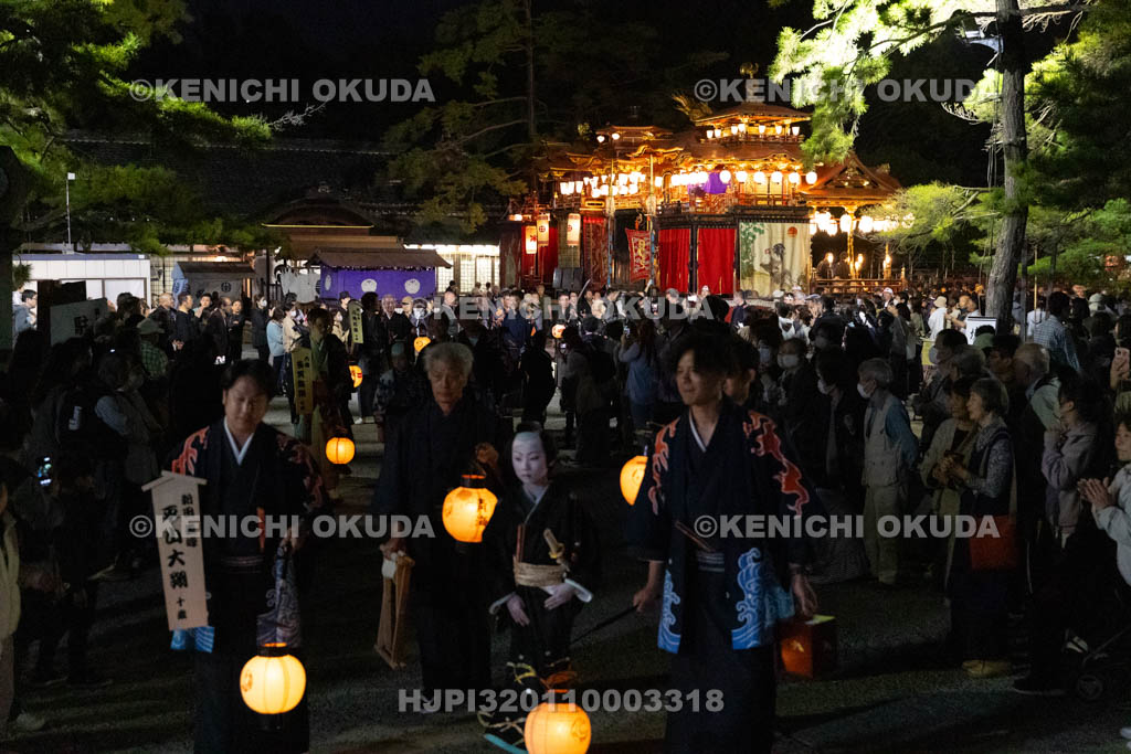 滋賀県　長浜曳山祭　夕渡り　出発