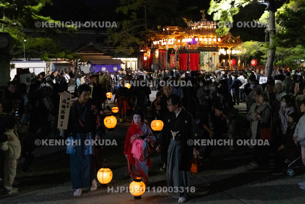 滋賀県　長浜曳山祭　夕渡り　出発