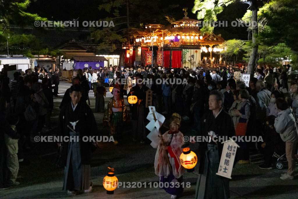滋賀県　長浜曳山祭　夕渡り　出発