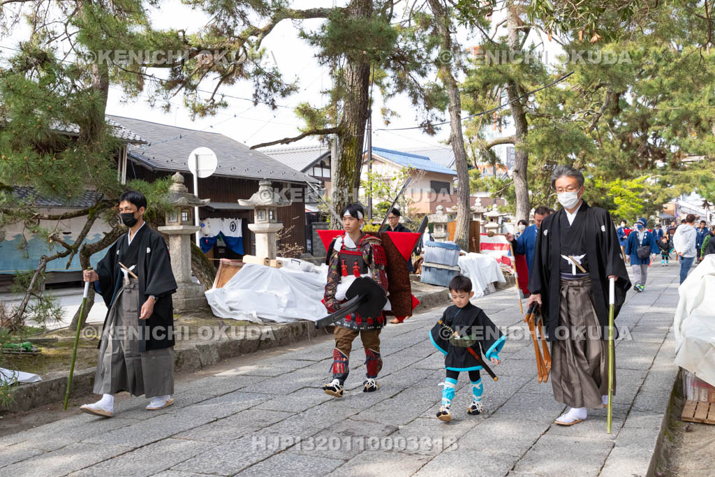 滋賀県　長浜曳山祭　長刀組朝渡り（太刀渡り）