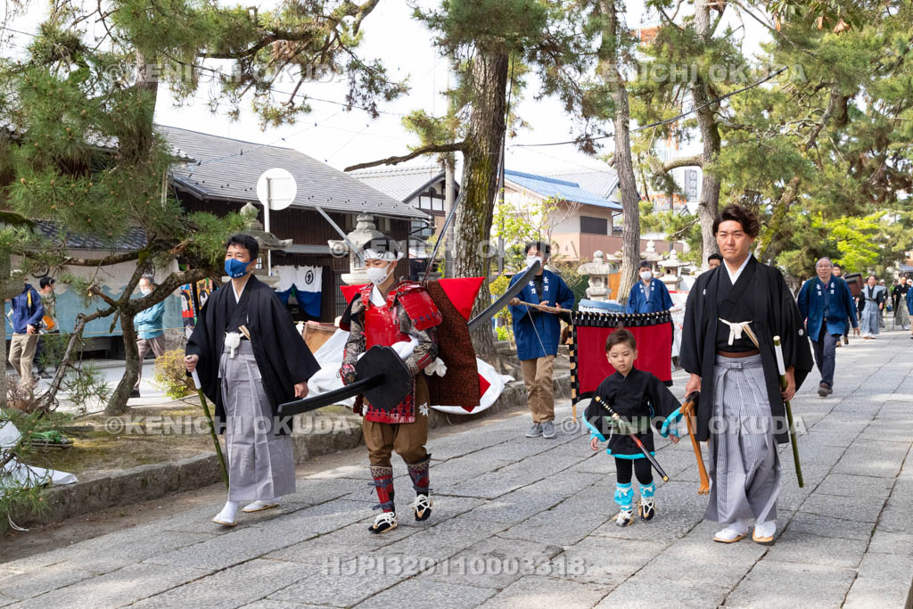 滋賀県　長浜曳山祭　長刀組朝渡り（太刀渡り）