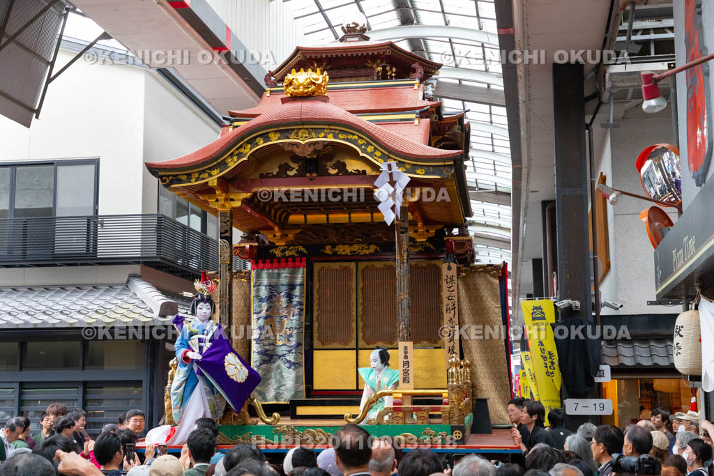 滋賀県　長浜曳山祭　参道での狂言執行　月宮殿（げっきゅうでん）