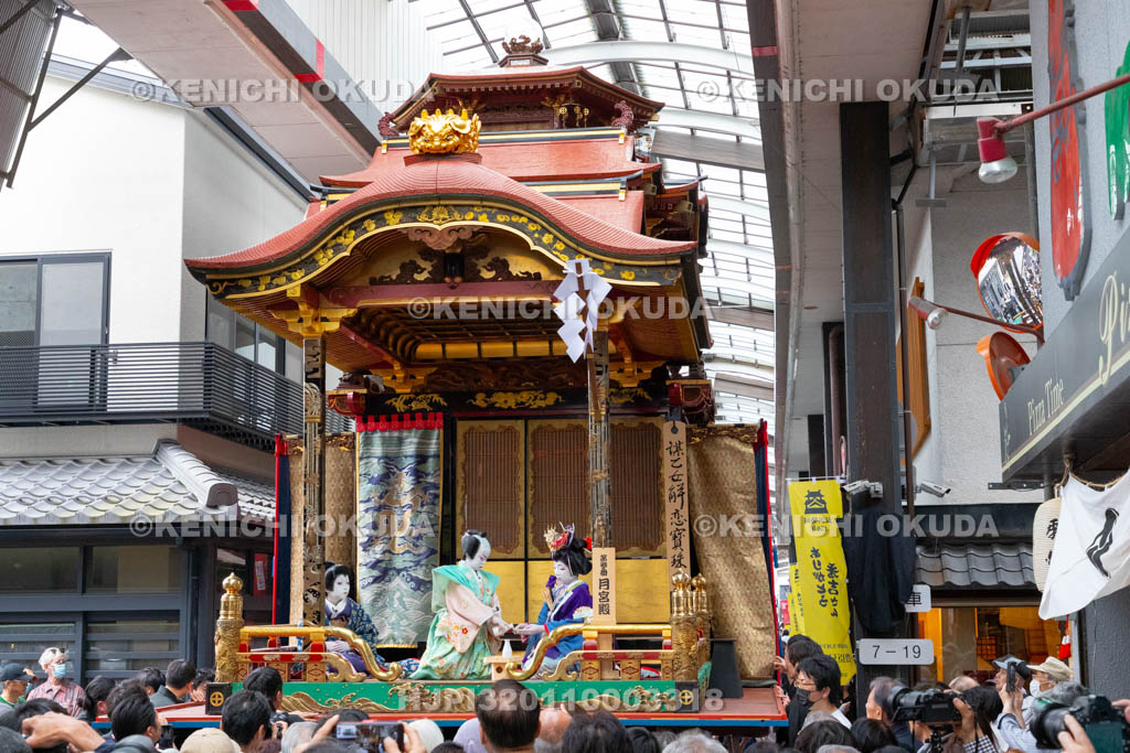 滋賀県　長浜曳山祭　参道での狂言執行　月宮殿（げっきゅうでん）