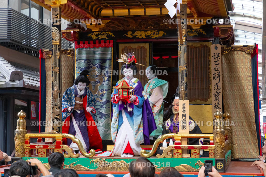 滋賀県　長浜曳山祭　参道での狂言執行　月宮殿（げっきゅうでん）