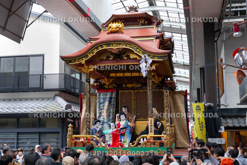 滋賀県　長浜曳山祭　参道での狂言執行　月宮殿（げっきゅうでん）