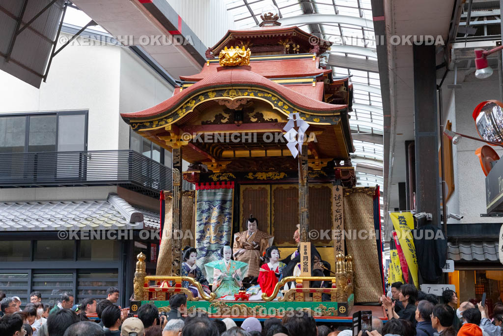 滋賀県　長浜曳山祭　参道での狂言執行　月宮殿（げっきゅうでん）