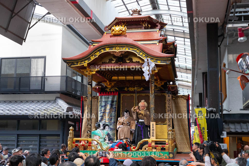 滋賀県　長浜曳山祭　参道での狂言執行　月宮殿（げっきゅうでん）