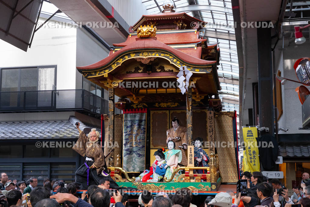 滋賀県　長浜曳山祭　参道での狂言執行　月宮殿（げっきゅうでん）