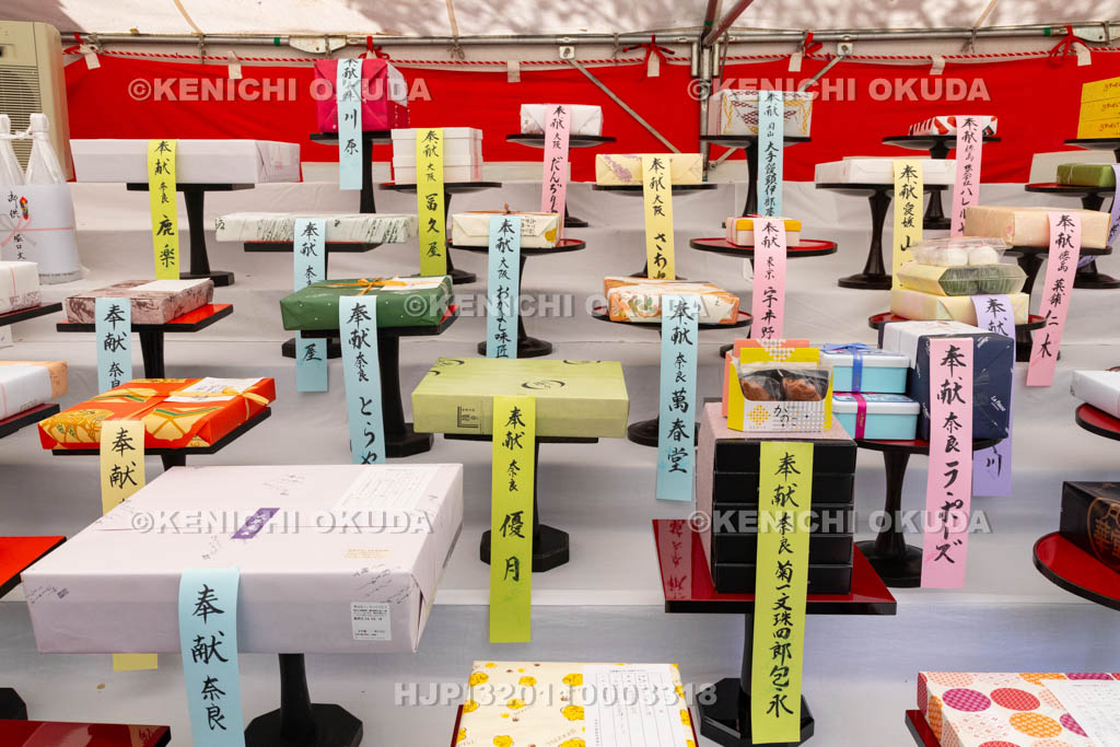奈良県　漢國（かんごう）神社　林神社例大祭　饅頭まつり　銘菓の献上