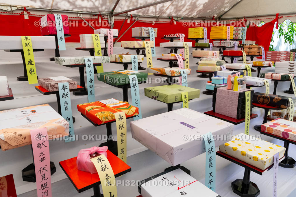 奈良県　漢國（かんごう）神社　林神社例大祭　饅頭まつり　銘菓の献上