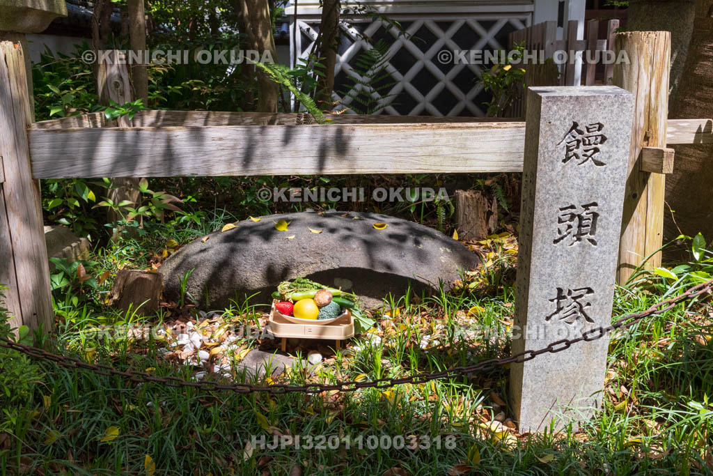 奈良県　漢國（かんごう）神社　饅頭塚