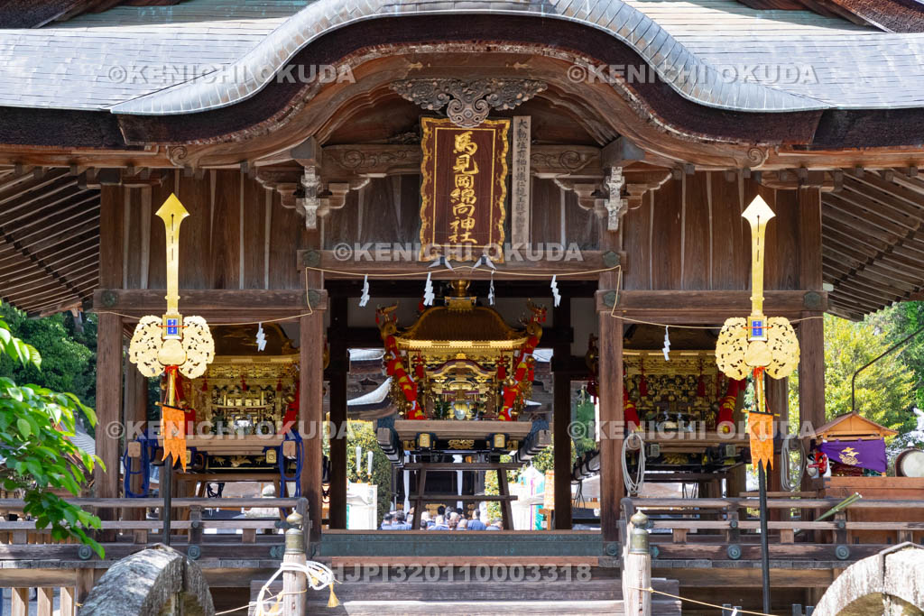 滋賀県　日野祭　宵祭（西之宮祭）　神輿と綿向神社の拝殿