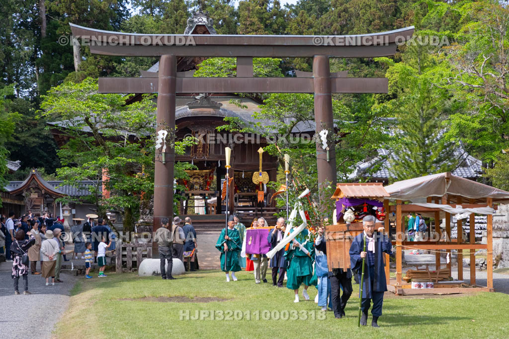 滋賀県　日野祭　宵祭（西之宮祭）　神輿渡御出発