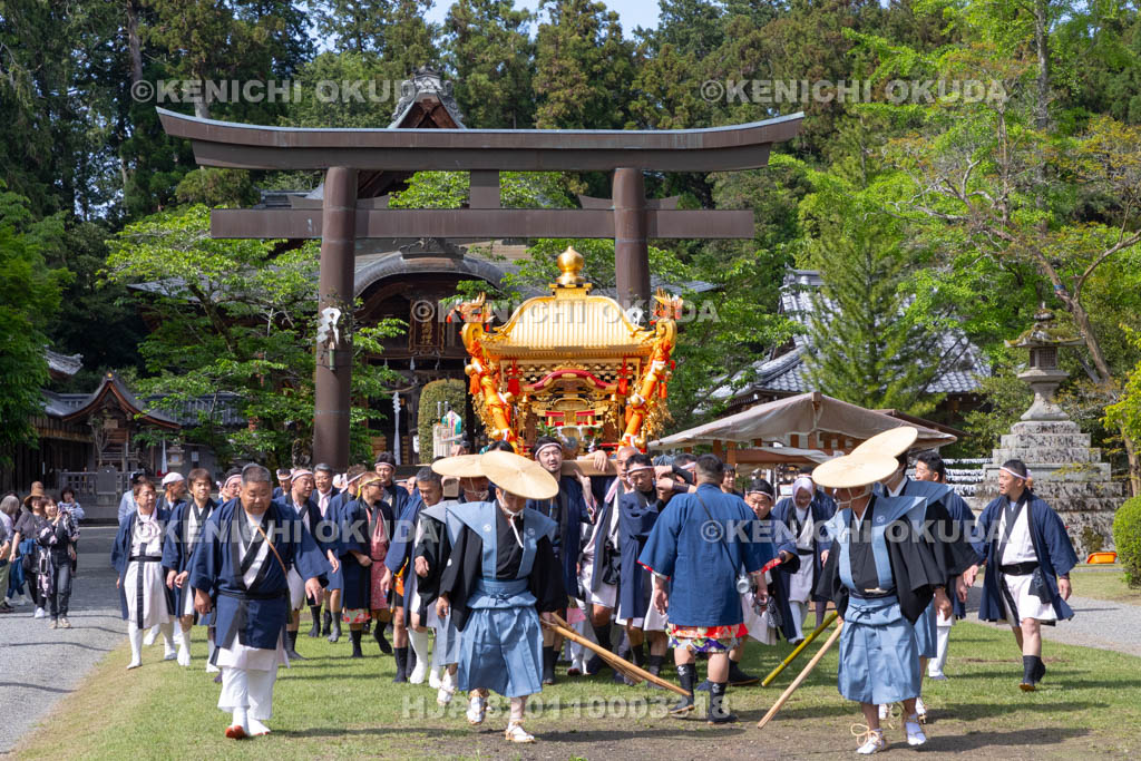 滋賀県　日野祭　宵祭（西之宮祭）　神輿渡御出発
