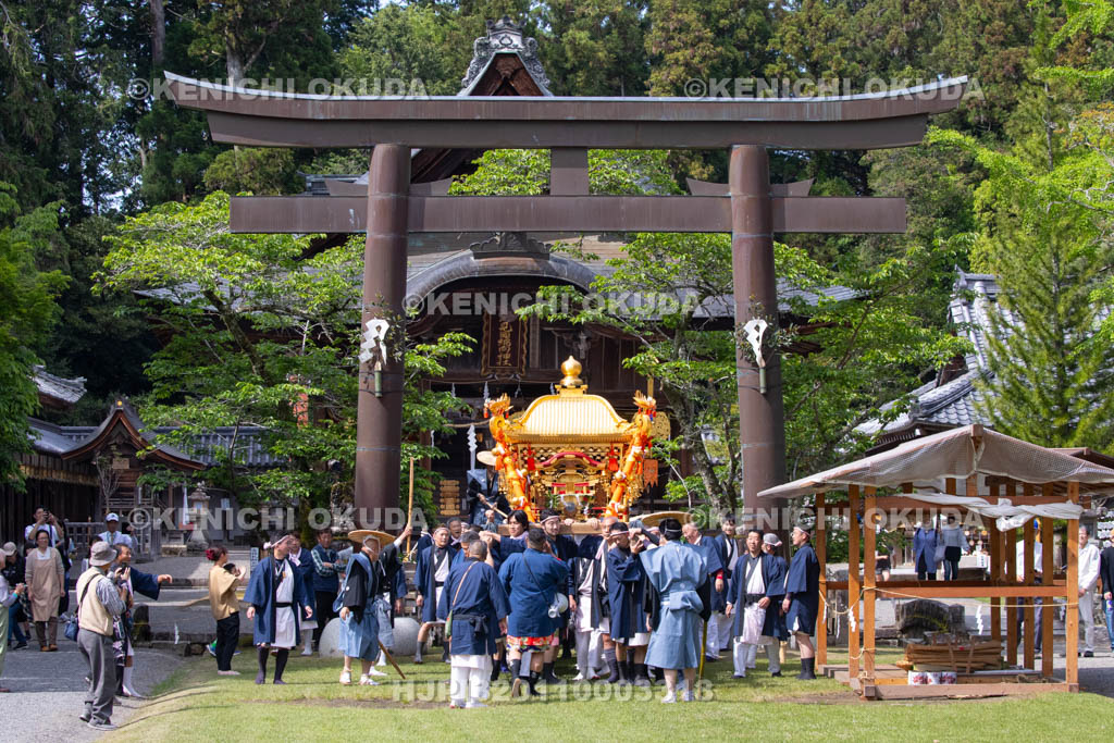 滋賀県　日野祭　宵祭（西之宮祭）　神輿渡御出発