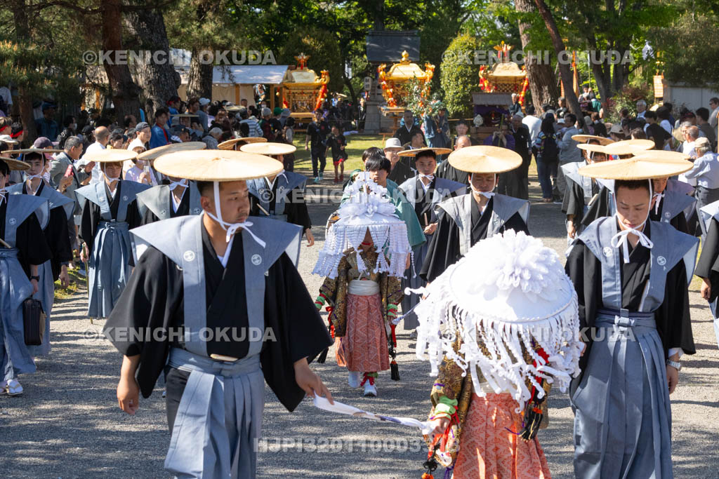 滋賀県　日野祭　本祭　還御出発　神子・神調社