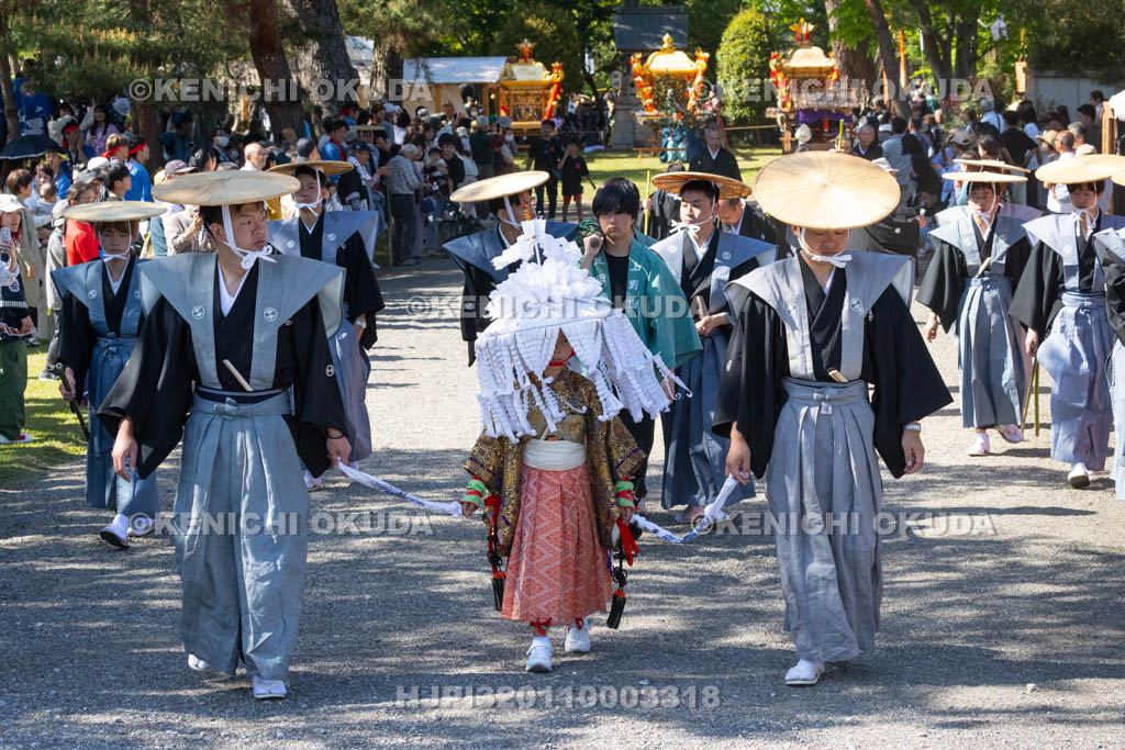 滋賀県　日野祭　本祭　還御出発　神子・神調社