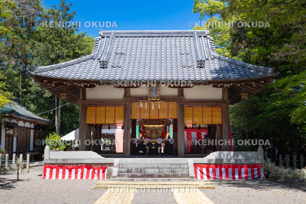 滋賀県　下新川神社　すし切り祭り　拝殿の神輿