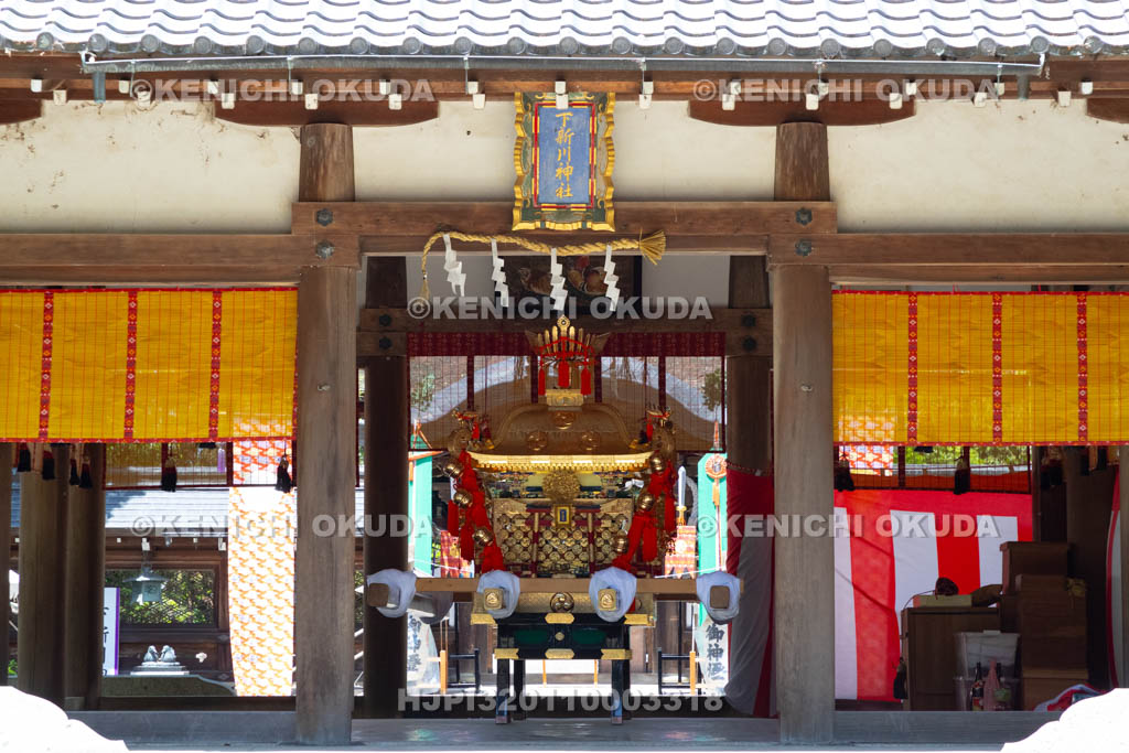 滋賀県　下新川神社　すし切り祭り　拝殿の神輿
