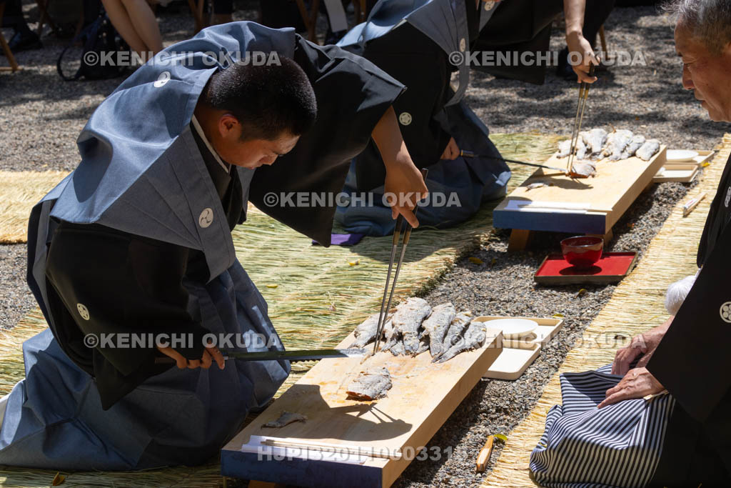 滋賀県　下新川神社　すし切り祭り　鮒鮓切り神事