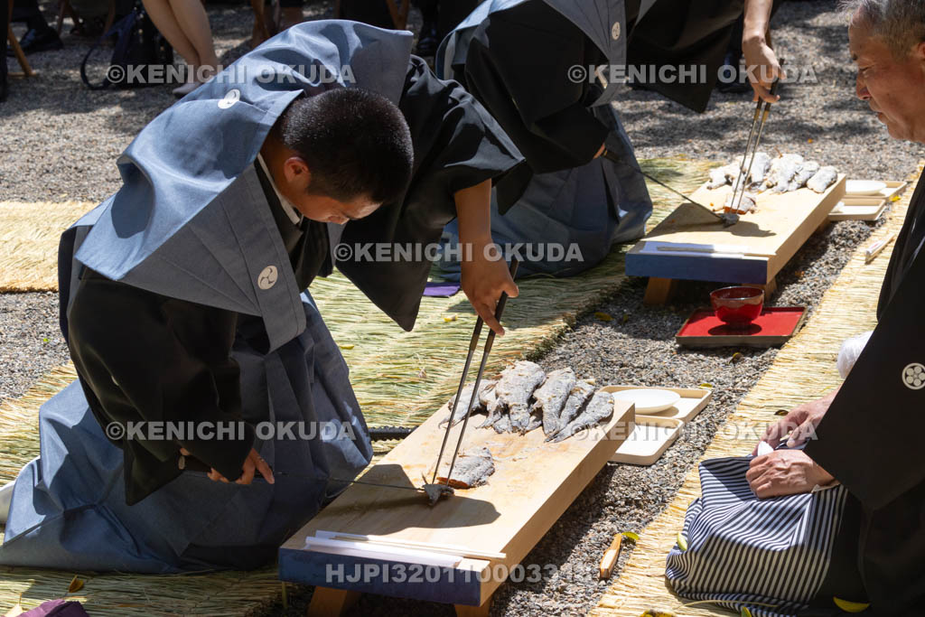 滋賀県　下新川神社　すし切り祭り　鮒鮓切り神事