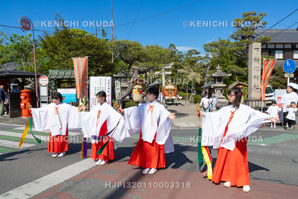 滋賀県　下新川神社　すし切り祭り　巫女舞