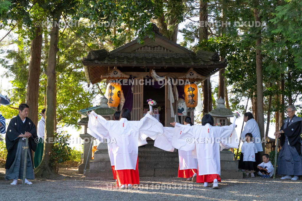 滋賀県　下新川神社　すし切り祭り　御旅所小宮　巫女舞