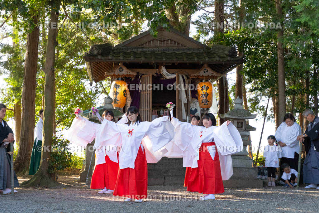滋賀県　下新川神社　すし切り祭り　御旅所小宮　巫女舞