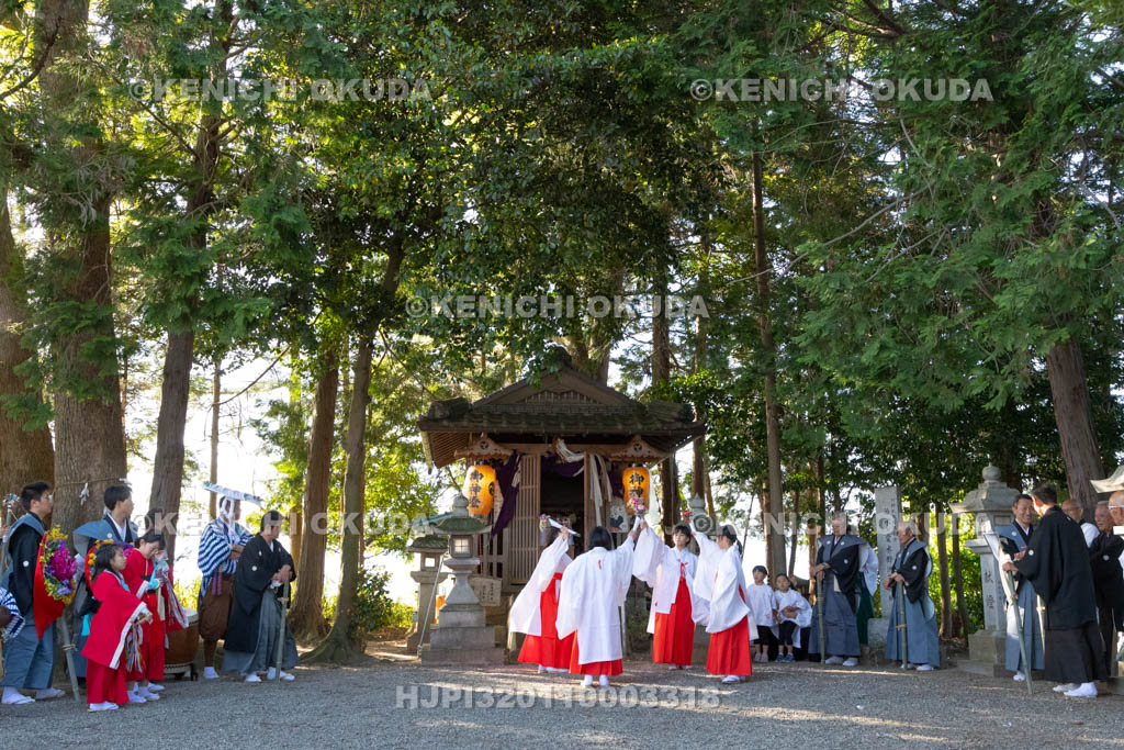 滋賀県　下新川神社　すし切り祭り　御旅所小宮　巫女舞