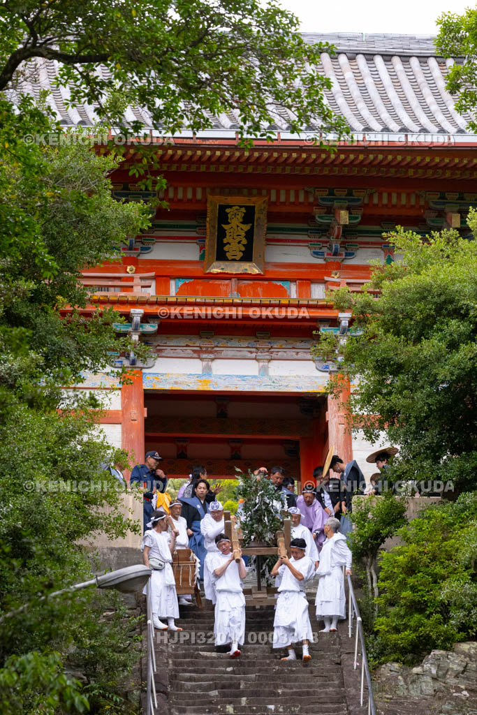 和歌山県　紀州東照宮　和歌祭　榊と唐櫃