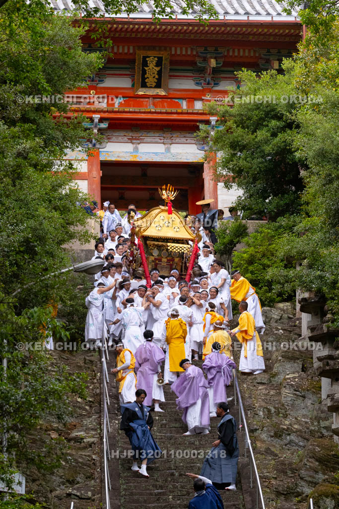 和歌山県　紀州東照宮　和歌祭　神輿おろし