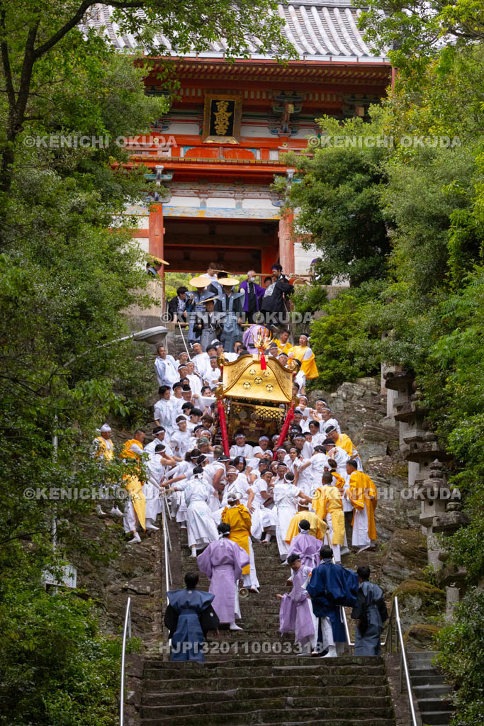 和歌山県　紀州東照宮　和歌祭　神輿おろし