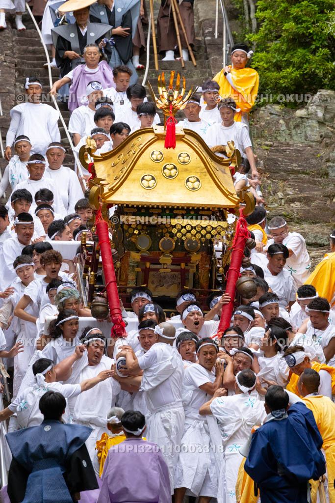 和歌山県　紀州東照宮　和歌祭　神輿おろし