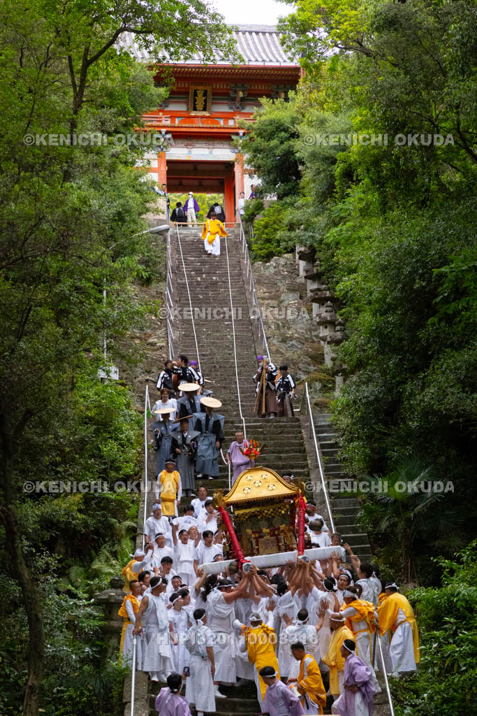 和歌山県　紀州東照宮　和歌祭　神輿おろし
