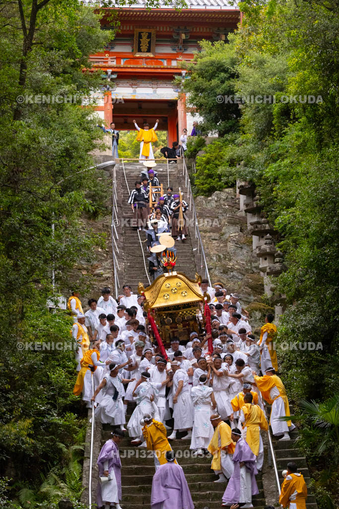 和歌山県　紀州東照宮　和歌祭　神輿おろし