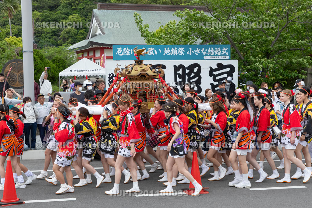 和歌山県　紀州東照宮　和歌祭　女子神輿渡御