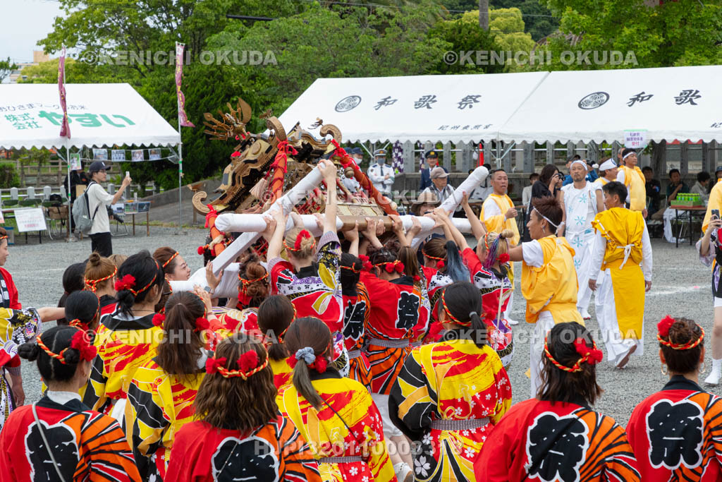 和歌山県　紀州東照宮　和歌祭　女子神輿還御