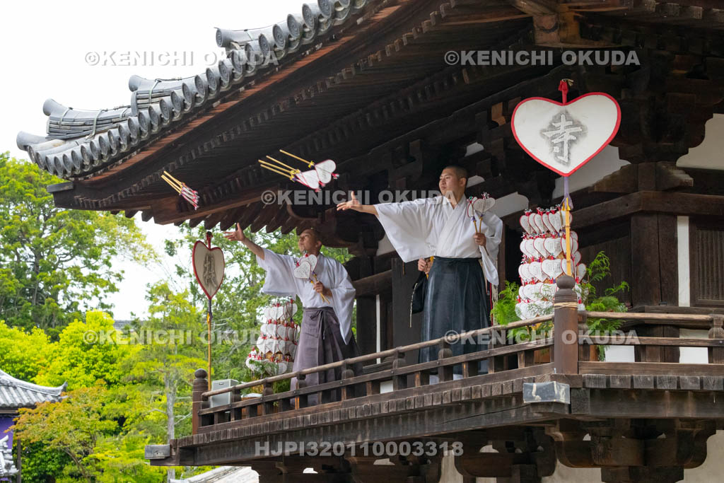 奈良県　唐招提寺　うちわまき