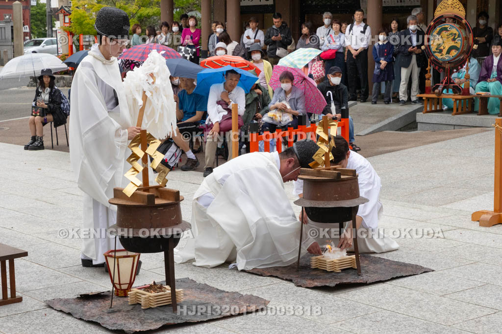 大阪府　方違神社　粽祭（例大祭）　湯神楽神事　斎火点火