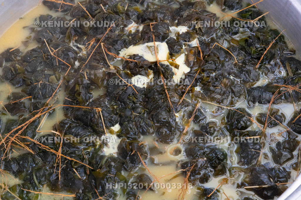 奈良県　今里の蛇巻き　配付される「わかめの味噌煮」