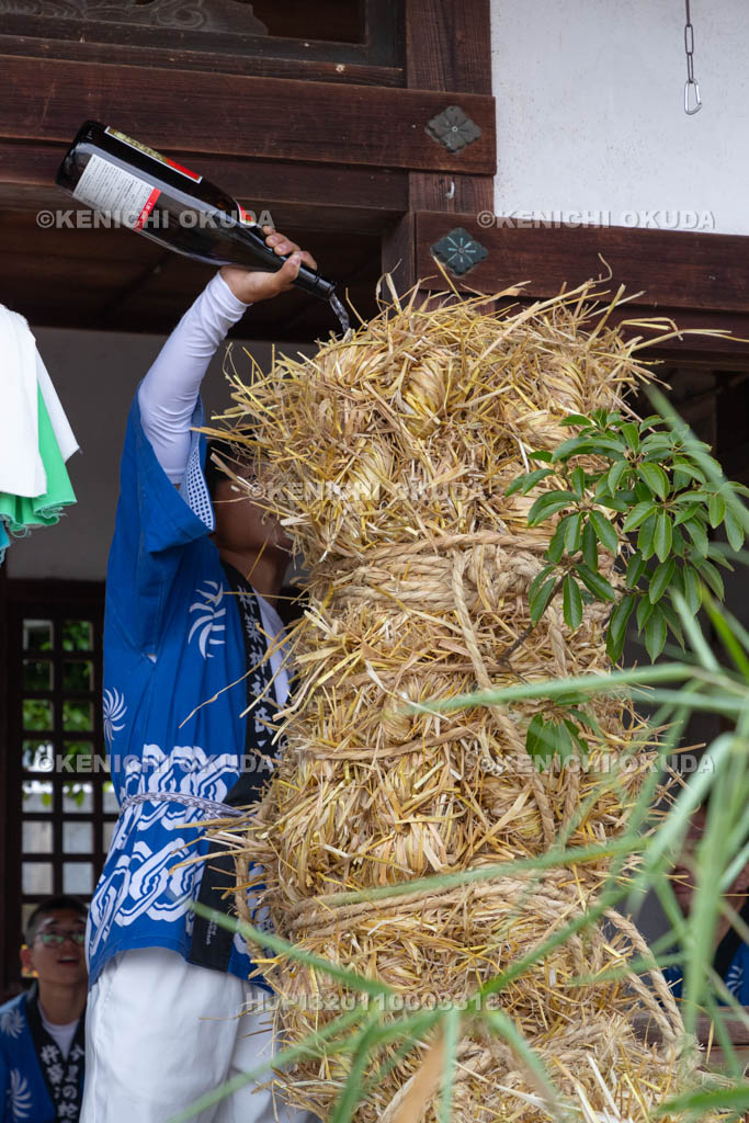 奈良県　今里の蛇巻き　蛇頭をお神酒で清める