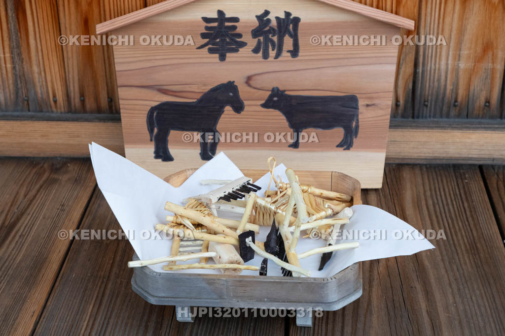 奈良県　今里の蛇巻き　絵馬と農具のミニチュア