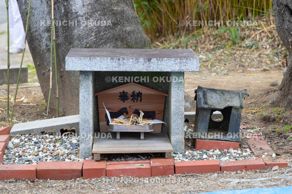 奈良県　今里の蛇巻き　「八大龍王の祠」に祀られた絵馬とミニチュア