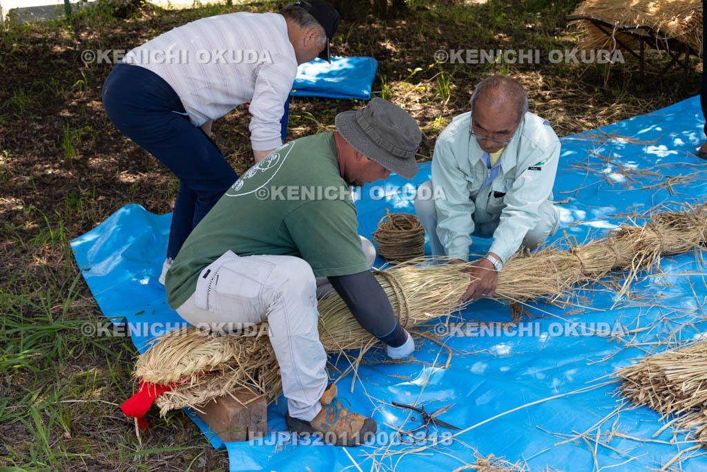 奈良県　上品寺町のシャカシャカ祭　蛇（ジャ）の制作