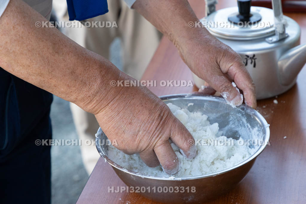 奈良県　上品寺町のシャカシャカ祭　チマキ（お供え）の制作